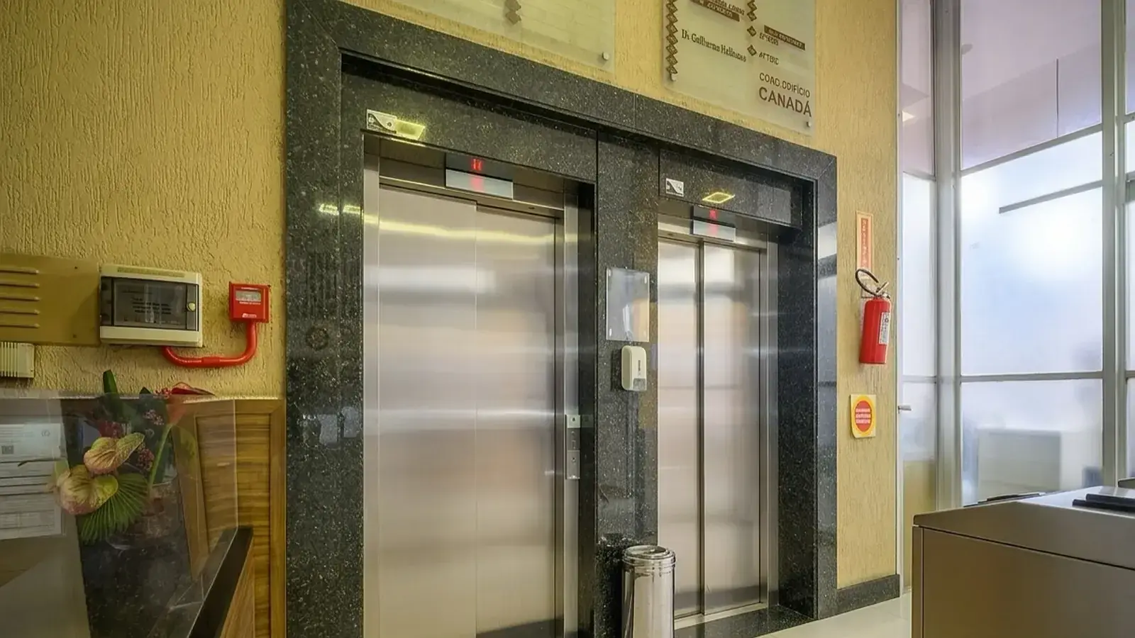 Hall de elevadores de um prédio residencial no Centro de Florianópolis